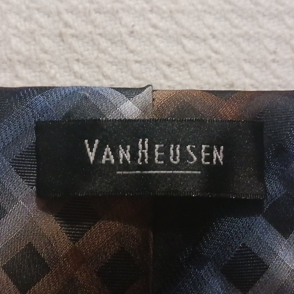 NWOT. Van Heusen Silk Tie. - Picture 3 of 3